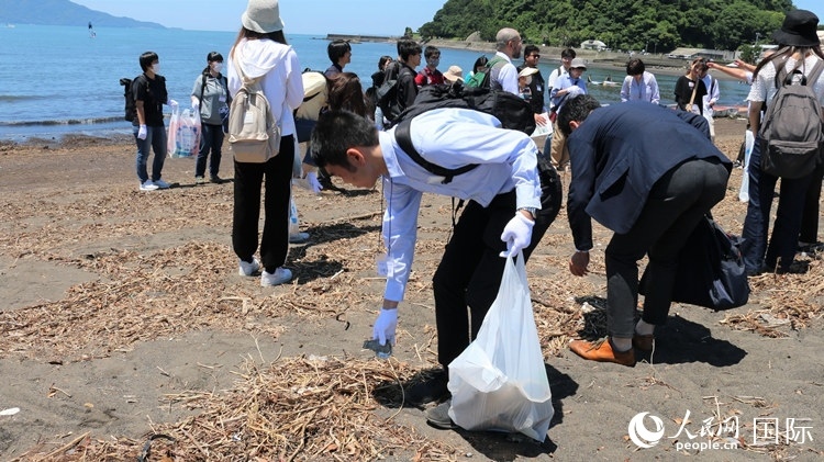 學(xué)生們體驗(yàn)海岸清掃。人民網(wǎng) 許可攝