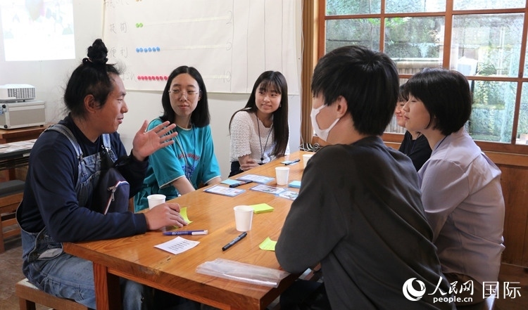 通過卡片游戲，模擬如何解決海洋垃圾問題。人民網(wǎng) 許可攝