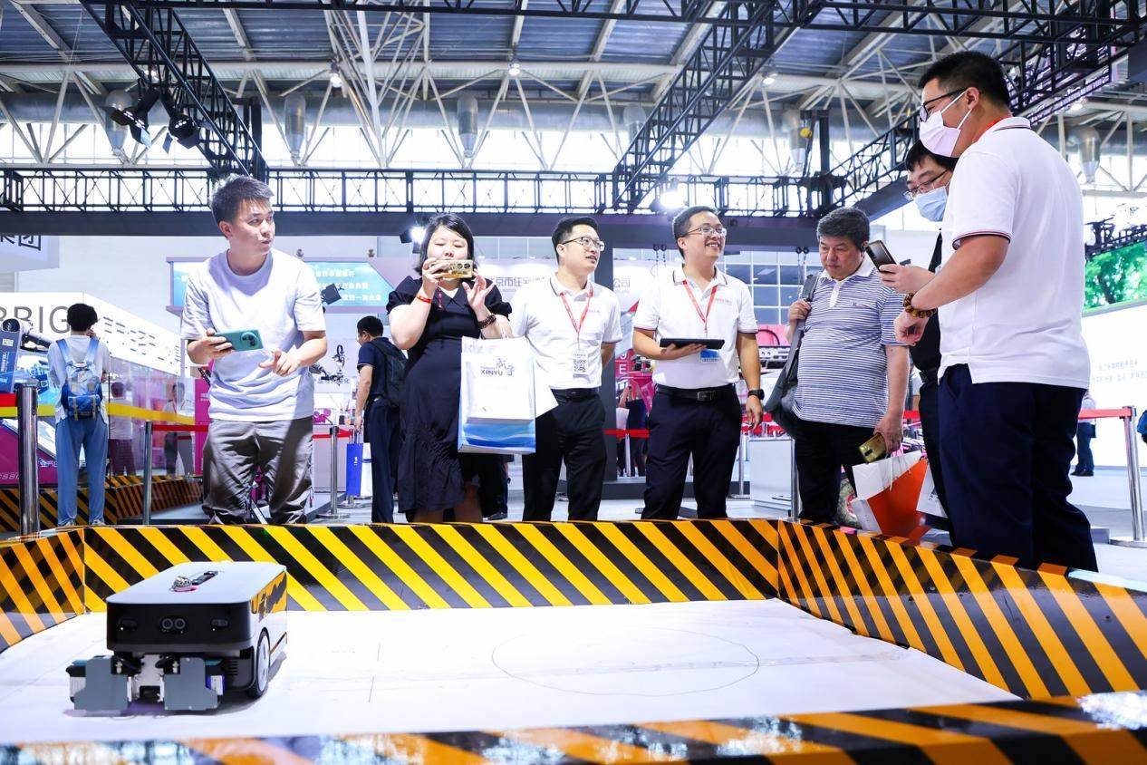 講解員向觀眾介紹智能劃線機器人。來源：受訪方供圖