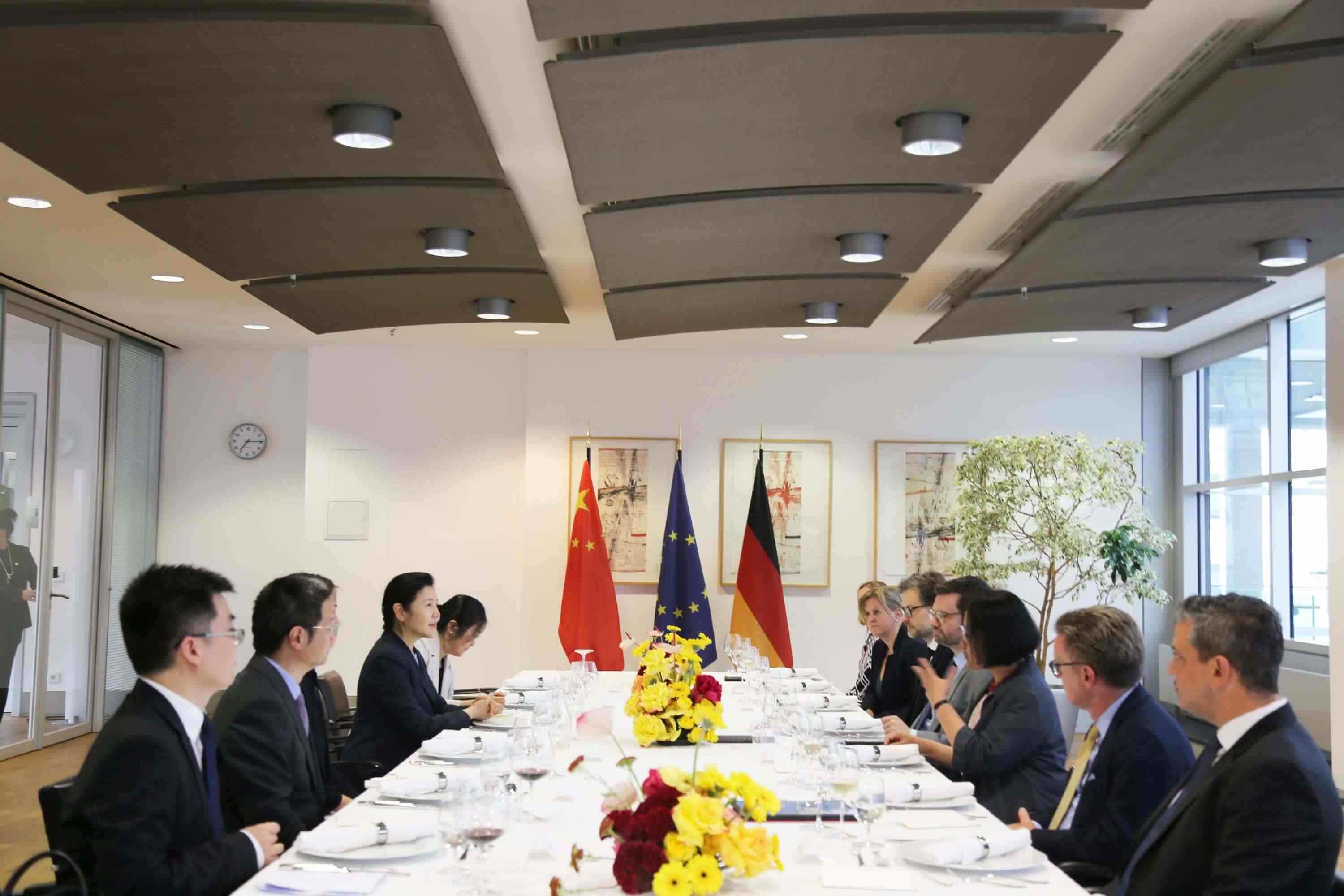 司法部長賀榮與德國聯(lián)邦司法部長布施曼舉行會談。