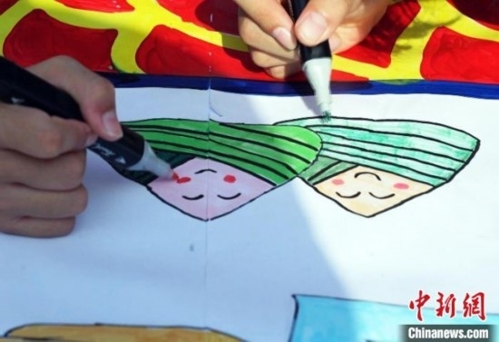 圖為長卷繪畫現(xiàn)場。 興業(yè)縣融媒體中心供圖