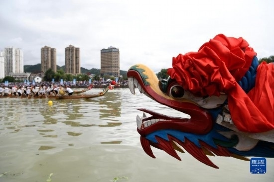 6月23日，在貴州省黔東南苗族侗族自治州施秉縣舉行的獨木龍舟節(jié)上，獨木龍舟進行比賽。