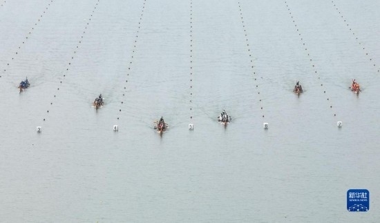 6月23日，在江蘇省泰州市水上運動訓練基地，人們參加龍舟比賽（無人機照片）。
