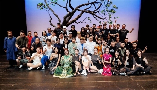 《斷金》百場演職人員合影。龍馬社供圖