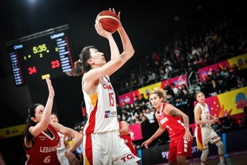 中國女籃隊員韓旭籃下進攻。圖片來源：國際籃聯(lián)