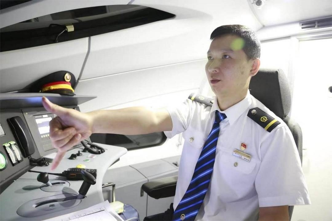 陳承儀駕駛動(dòng)車組列車執(zhí)行標(biāo)準(zhǔn)作業(yè)。陳巍攝