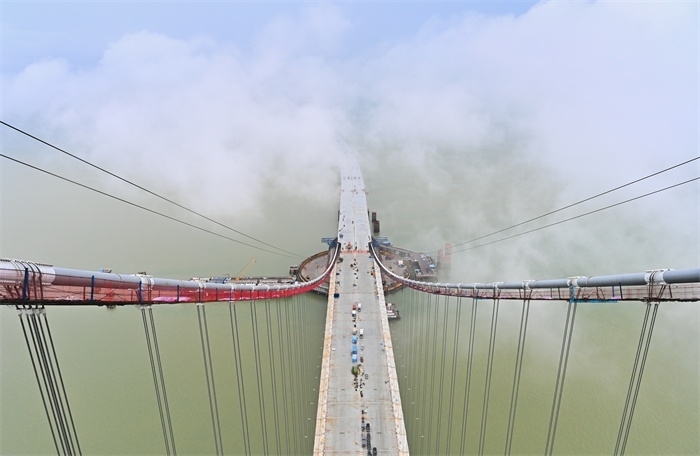 從270米高塔俯瞰深中通道伶仃洋大橋施工現(xiàn)場。（中交集團供圖）