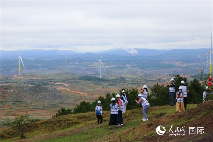 瀾湄記者團(tuán)在富源西風(fēng)電基地拍照“打卡”。（人民網(wǎng) 李發(fā)興攝）