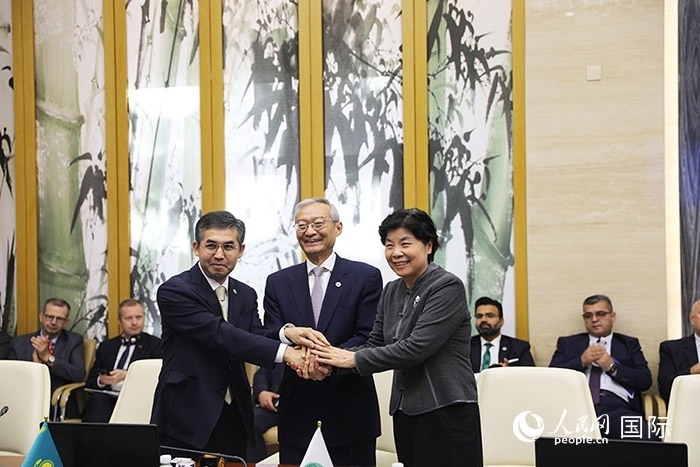 上合組織秘書處、哈駐華使館、上合組織睦鄰友好合作委員會(huì)簽署《聯(lián)合行動(dòng)計(jì)劃》。人民網(wǎng) 俄布拉依攝