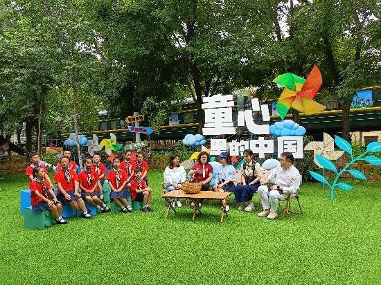 文縣東壩童聲合唱團(tuán)的孩子們?cè)谘胍暣箫L(fēng)車基地錄制節(jié)目。