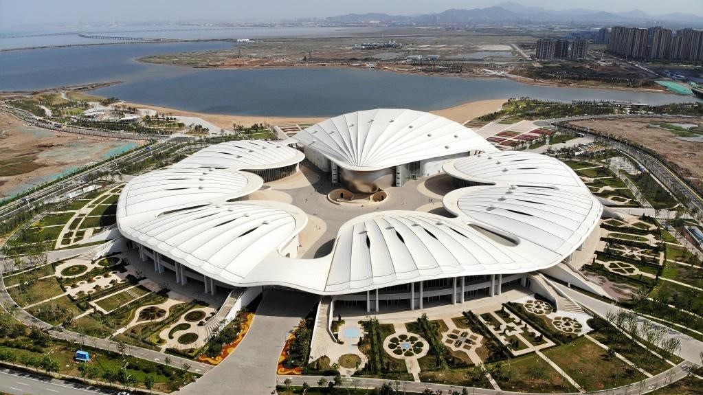 位于中國(guó)－上海合作組織地方經(jīng)貿(mào)合作示范區(qū)的青島·上合之珠國(guó)際博覽中心。新華社記者 李紫恒 攝