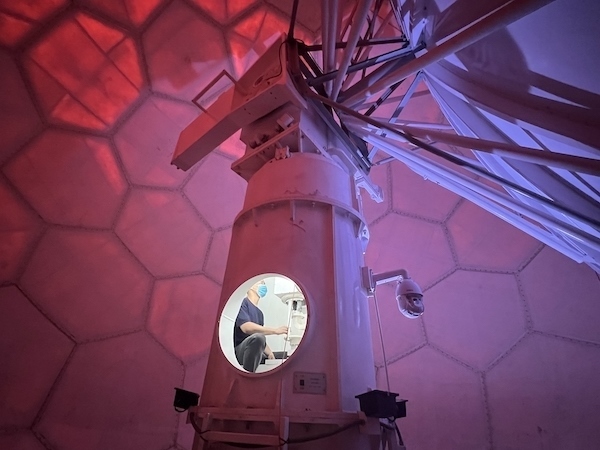 寧德國(guó)家天氣雷達(dá)站工作人員正在清洗雷達(dá)滑環(huán)。人民網(wǎng)高清揚(yáng)攝