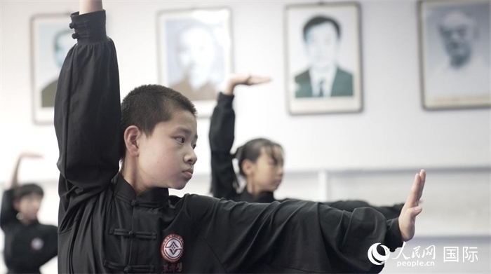 正在練習劈掛拳的武術(shù)學童。人民網(wǎng)記者 袁蒙攝