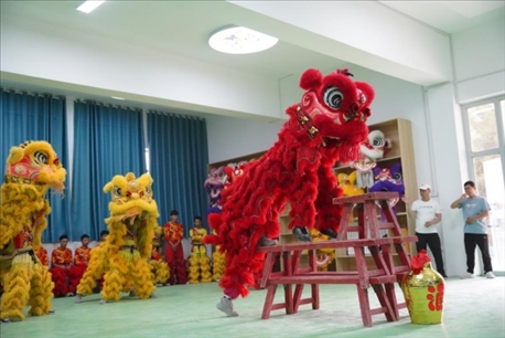 開課儀式現(xiàn)場，疏附縣第一中學(xué)舞獅隊的醒獅表演。