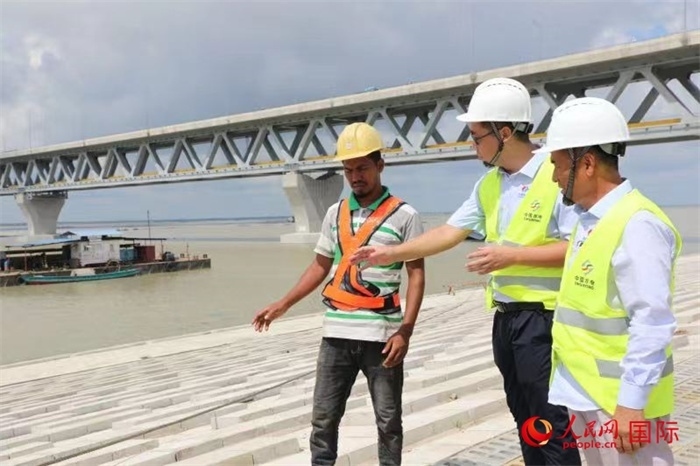 孟加拉國(guó)帕德瑪大橋河道整治工程北岸整治區(qū)域長(zhǎng)1.5千米，南岸長(zhǎng)11.5千米，是目前世界上規(guī)模最大的河道整治工程。人民網(wǎng)記者 孫廣勇攝