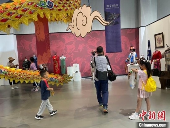 市民參觀展覽。祝歡 攝