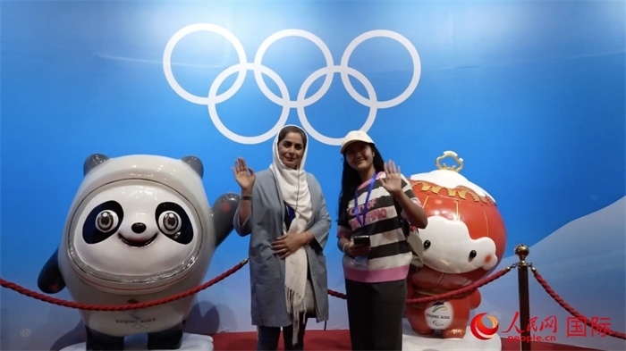 “上合小記者”與2022北京冬奧會吉祥物合影。實習生 方明軒攝