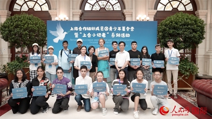 主辦單位為“上合小記者”頒發(fā)證書。實習生 方明軒攝