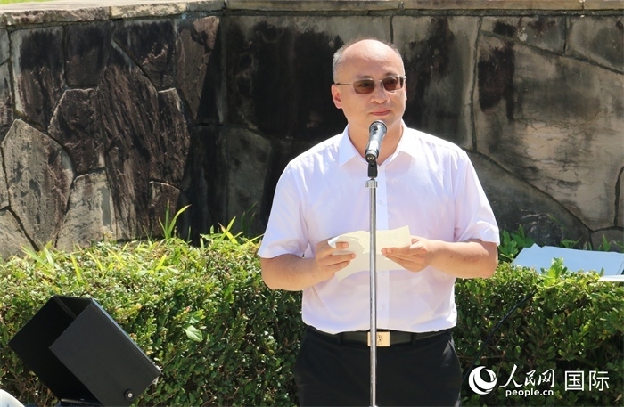 昆明市副市長(zhǎng)安恩法在紀(jì)念儀式上致辭。人民網(wǎng) 許可攝