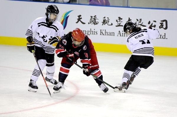 上海隊(duì)田博雅(中)與黑龍江隊(duì)杜宛澤爭(zhēng)搶。人民網(wǎng)記者 胡雪蓉?cái)z