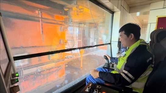 國(guó)家電投內(nèi)蒙古公司南露天煤礦裝車(chē)站司機(jī)石繼立的操縱下，一次性60噸的煤炭穩(wěn)穩(wěn)裝入車(chē)廂。人民網(wǎng) 金洪花攝