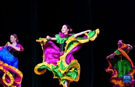 7月21日，哈薩克斯坦薩爾塔納國(guó)家舞蹈團(tuán)的演員在演出。