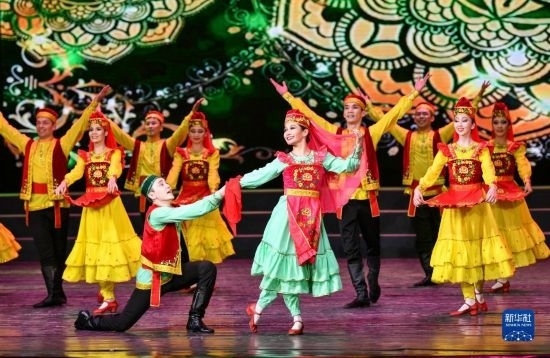 7月21日，哈薩克斯坦薩爾塔納國(guó)家舞蹈團(tuán)的演員在演出。