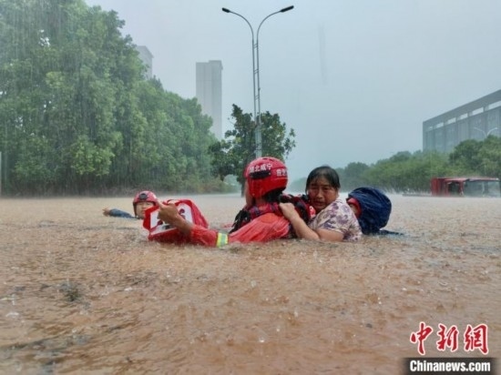 湖北咸寧暴雨引發(fā)內(nèi)澇， 消防營(yíng)救民眾 朱燕林 攝