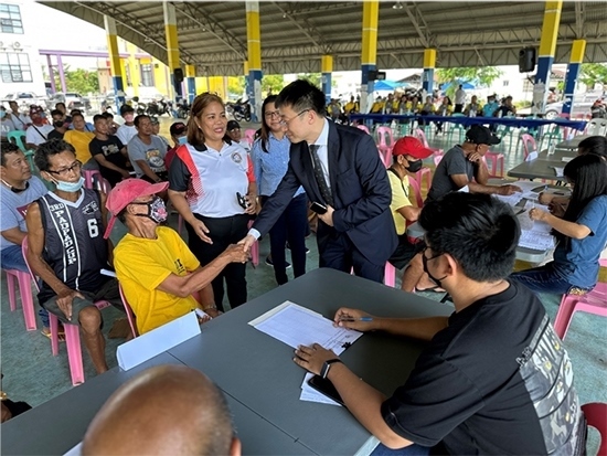 中方與菲方一道將中國援菲化肥分發(fā)至菲農戶手中。中國駐菲律賓大使館供圖