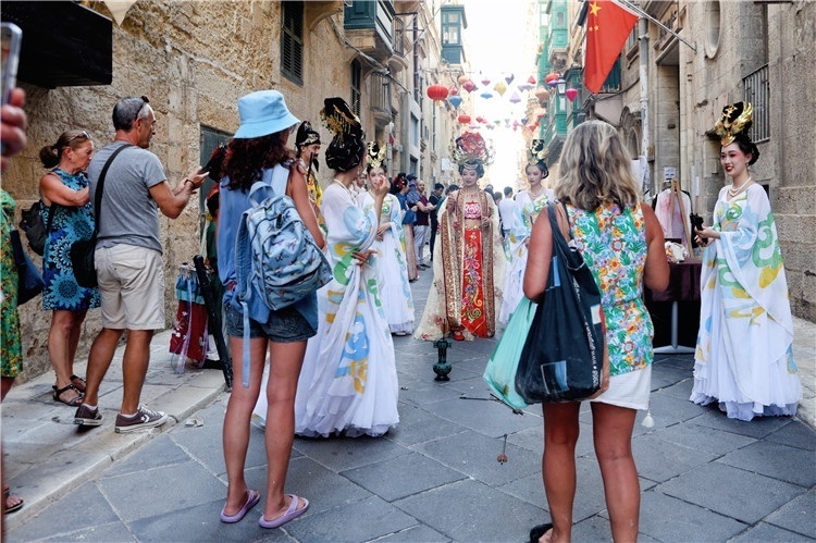 圖為花燈點亮儀式現(xiàn)場。 馬耳他中國文化中心供圖