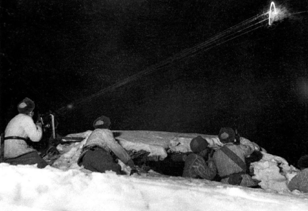  ↑1950年12月，在朝鮮長津湖，中國人民志愿軍第27軍連隊(duì)機(jī)槍手向美軍陣地射擊。新華社發(fā)（張崇岫 攝）