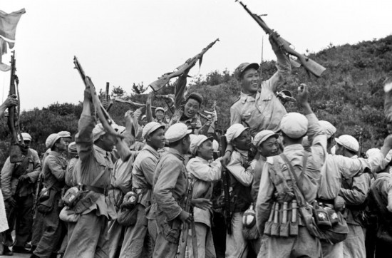  這是中國人民志愿軍和朝鮮人民軍一起歡慶戰(zhàn)斗勝利。新華社發(fā)（資料照片）