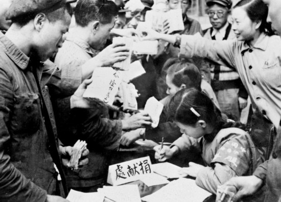 全國各地工商界踴躍捐獻款項，支援志愿軍。這是重慶市工商業(yè)者捐獻的情形。新華社發(fā)（資料照片）