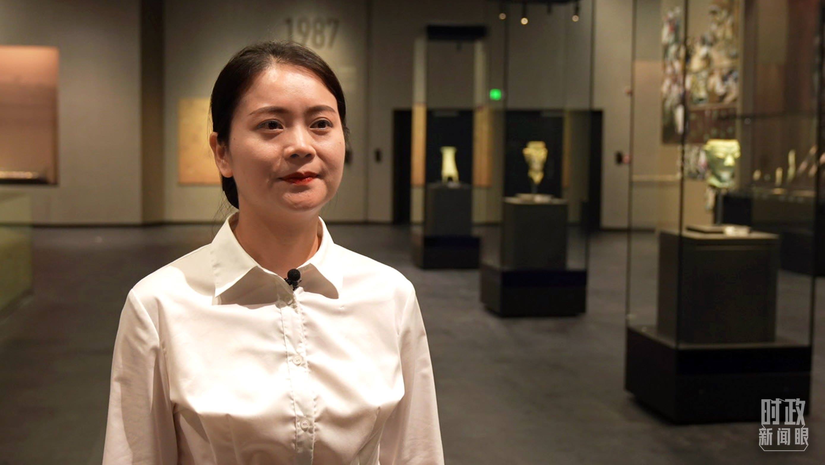 △當天現(xiàn)場負責講解的三星堆博物館公眾服務部程靜。（總臺央廣記者馬喆拍攝）