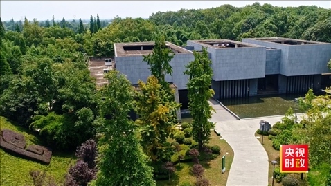 △2021年正式投入使用的三星堆文物保護(hù)修復(fù)館，堅(jiān)持保護(hù)修復(fù)與考古研究同步進(jìn)行，館內(nèi)分文保工作區(qū)和參觀區(qū)。