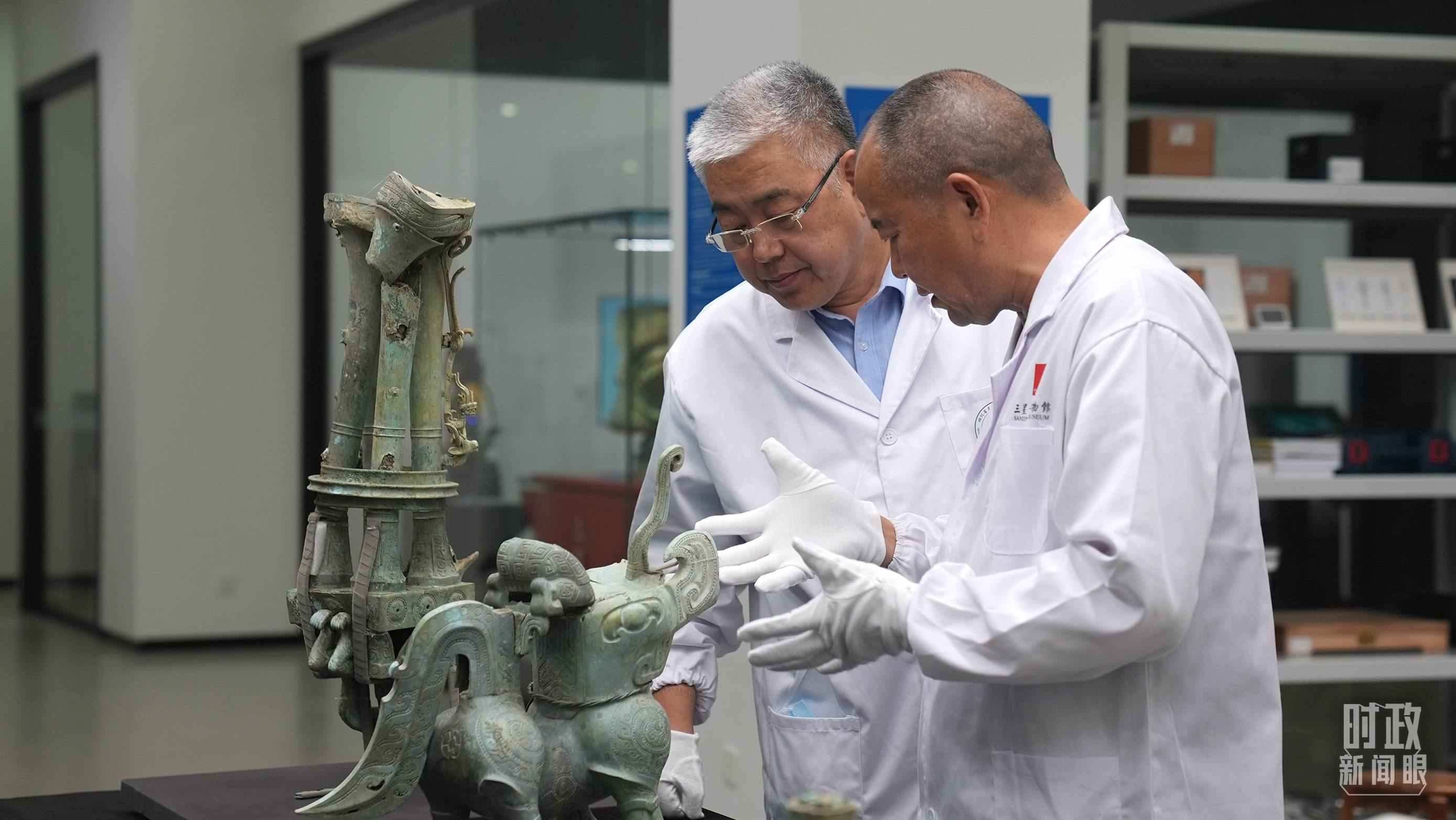 △三星堆文保專家正在就修復方案進行討論。（總臺央視記者劉琦拍攝）