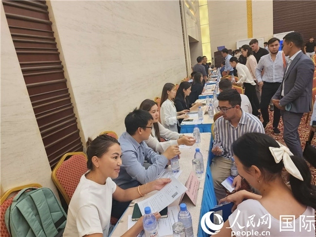 圖為中企代表與哈留華畢業(yè)生現(xiàn)場(chǎng)交流。人民網(wǎng)記者 李強(qiáng)攝