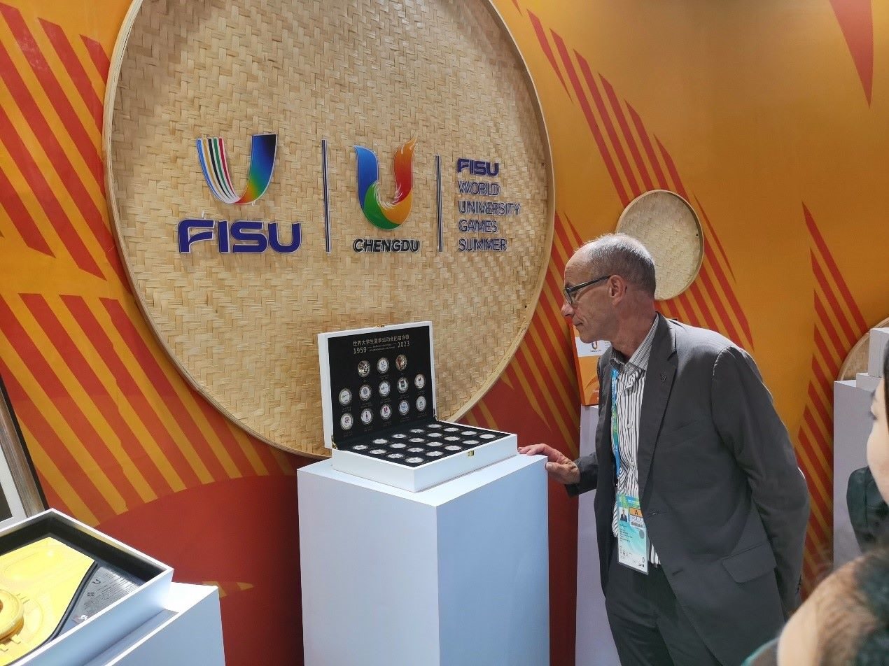 國(guó)際大體聯(lián)代理主席雷諾·艾德參觀大運(yùn)會(huì)特許商品。 人民網(wǎng)記者 楊磊攝