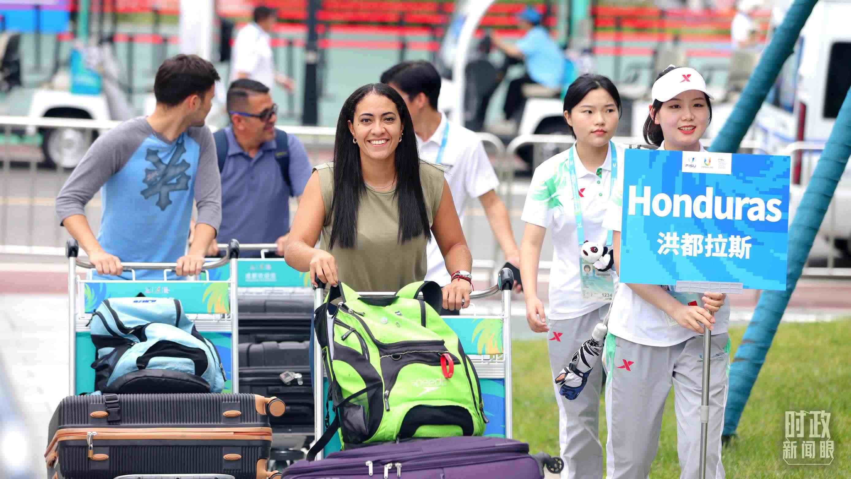 各國代表團成員相繼抵達成都大運村。（總臺央視記者魏幫軍拍攝）