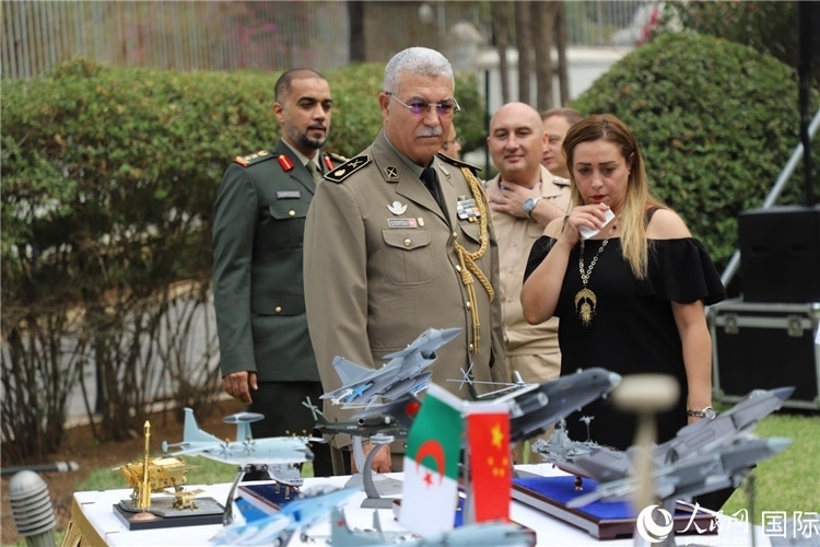 圖為與會(huì)嘉賓參觀招待會(huì)設(shè)置的武器裝備模型展臺(tái)。人民網(wǎng)記者 王傳寶攝