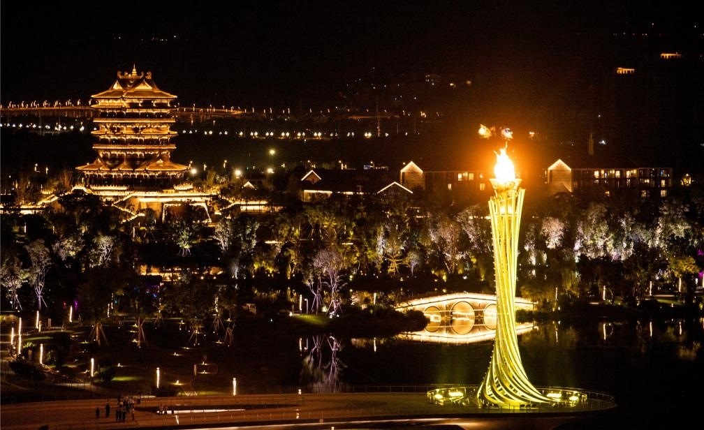 這是7月28日拍攝的成都大運(yùn)會主火炬。新華社記者曹祎銘攝