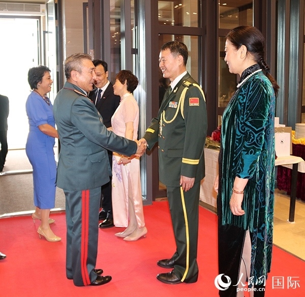 國(guó)防武官胡德君大校迎接賓客。人民網(wǎng)記者李強(qiáng)攝