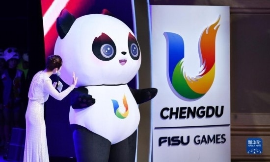 7月29日，成都大運(yùn)會(huì)吉祥物“蓉寶”在聯(lián)歡會(huì)現(xiàn)場(chǎng)。新華社記者 張端 攝
