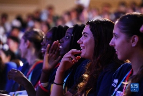 7月29日，外國運(yùn)動(dòng)員在聯(lián)歡會(huì)現(xiàn)場(chǎng)觀看節(jié)目。新華社記者 張端 攝