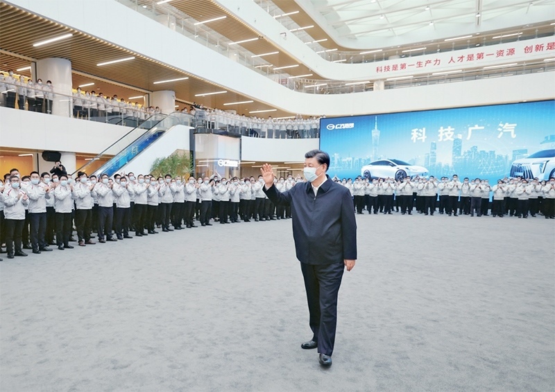 2023年4月10日至13日，中共中央總書記、國家主席、中央軍委主席習(xí)近平在廣東考察。這是12日下午，習(xí)近平在廣汽研究院向職工們揮手致意。 新華社記者 鞠鵬/攝