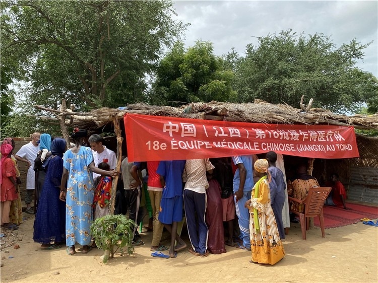 圖為草棚下的就診患者。中國駐乍得醫(yī)療隊供圖