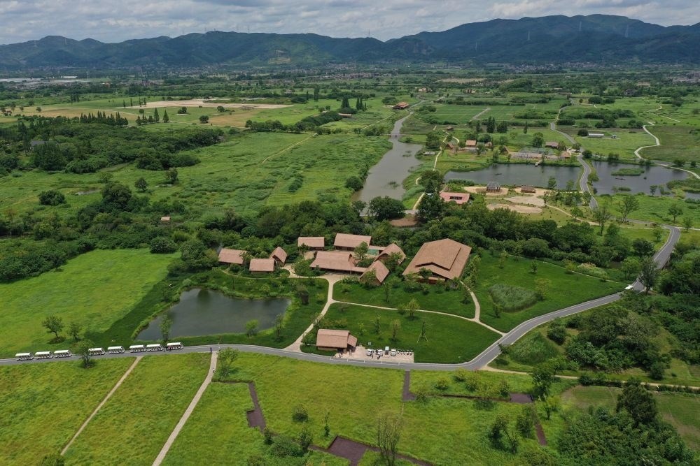 這是在浙江省杭州市余杭區(qū)拍攝的良渚古城遺址公園（2022年7月6日攝，無人機(jī)照片）。新華社記者 黃宗治 攝