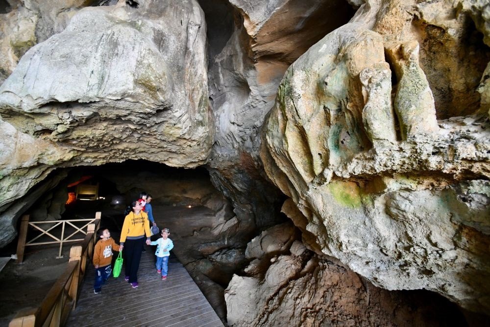 游人在位于福建省三明市三元區(qū)巖前鎮(zhèn)的萬壽巖遺址船帆洞游覽（2020年4月9日攝）。新華社記者 姜克紅 攝