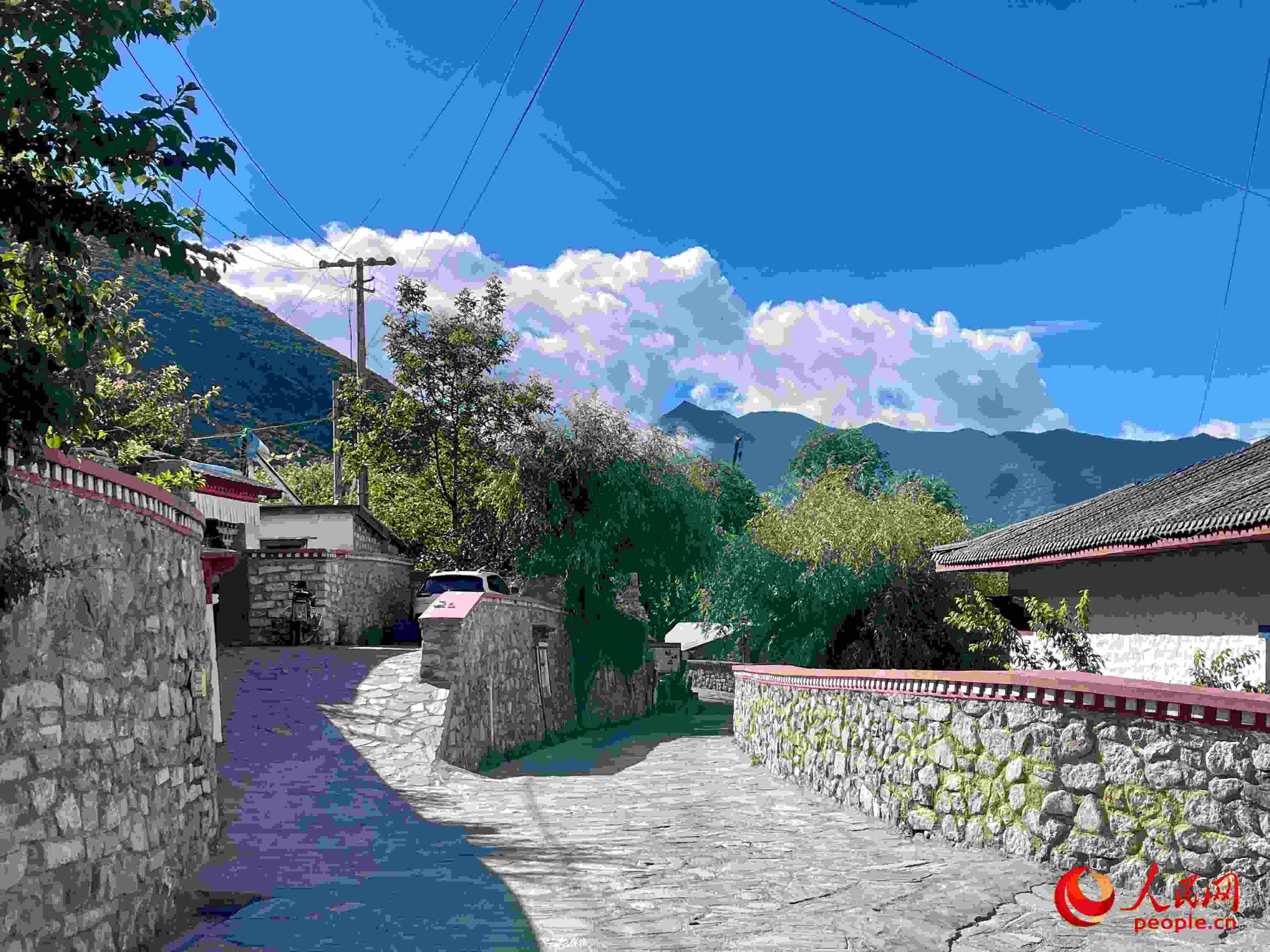 嘎拉村的村貌。人民網(wǎng) 周靜圓攝