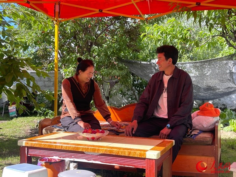 嘎拉村村民達(dá)瓦堅參和他的妻子。人民網(wǎng) 周靜圓攝